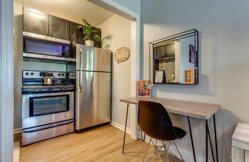 Melrose Apartment | Traveler's Pad 3 Miles From Downtown Braodway!