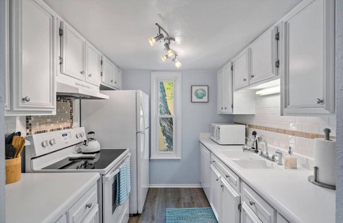 Bayview Condo | Traveler's Paradise! 1/1 Condo W/D Private Beach!