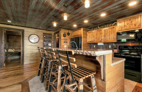 Grandview Plaza Apartment | Traveler Suite – Rustic 2 Bed, 2 Bath Apt