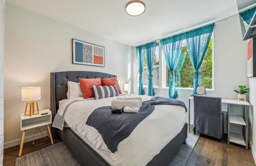 East Queen Anne House | Travelers Dream, Walk to Space Needle, Parking, Backyard