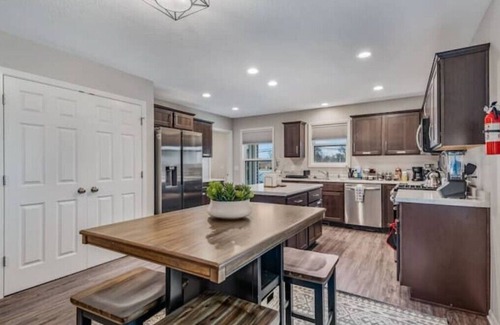 Fort Wayne House | Traveling worker-ready Transitional Modern Home!