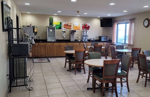 Fargo Hotel | Travelodge by Wyndham Fargo West Acres