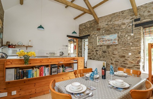 Llanllwchaiarn Cottage | TRAWSNANT COTTAGE, pet friendly, with hot tub in New Quay