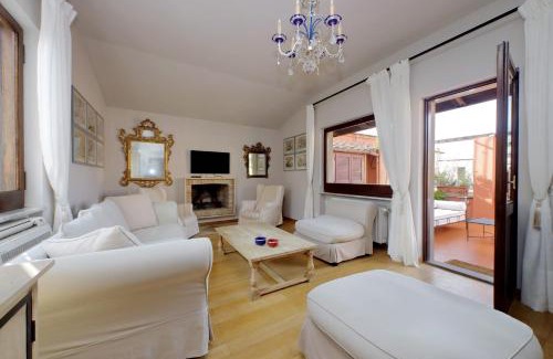 Rione III Colonna Apartment | TreasureRome Spanish Steps Penthouse