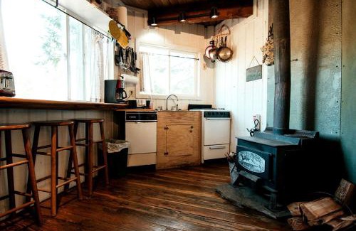 White Salmon House | Tree House Style Cabin Nestled at the Foot of Scenic Snow-Capped Mt. Adams, Washington