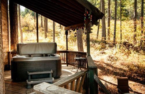 White Salmon House | Tree House Style Cabin Nestled at the Foot of Scenic Snow-Capped Mt. Adams, Washington