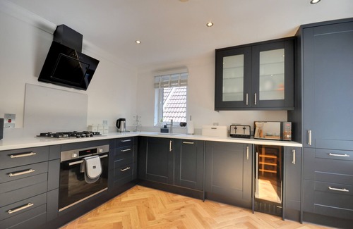 Westbourne Apartment | Tree Tops- Two bedroom apartment in Alum Chine with parking and balcony