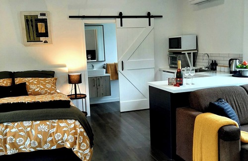 Whakamarama Apartment | TREE VIEW STUDIO is private & spacious. Semi rural but close to all amenities.