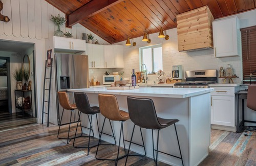 Crestline Cabin | Treehouse cabin newly renovated minutes to Lake Gregory!