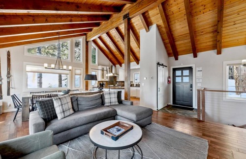 Kingswood Estates Cabin | Treehouse: Hot Tub, New Remodel, EV Charger, 3 King Beds, 2 En Suites