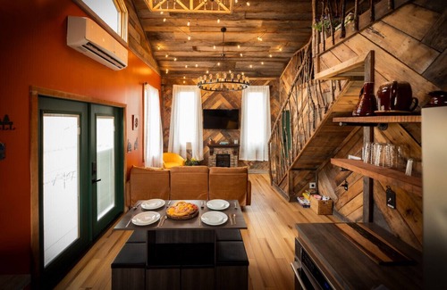 West Newton Cabin | Treehouse Hot tub on 60 acre farm near downtown