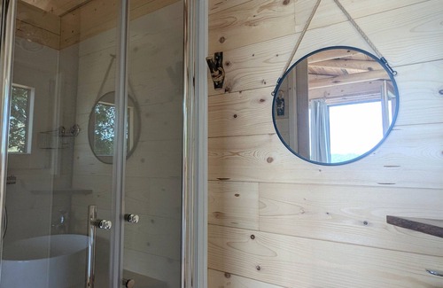 Saint-Paulien Bed & Breakfast | Treehouse retreat with air conditioning in St Paulien