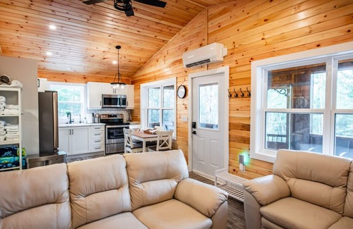 Smiths Corner House | Treeside Retreat with Hot tub