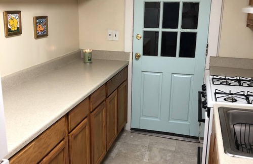 Bayview Cottage | Treetop Rustic Beach Front 2 Bedroom Apartment