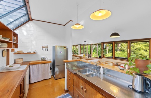 Titirangi House | Treetop Sanctuary - Titirangi Holiday Home