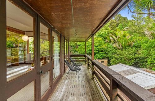 Titirangi House | Treetop Sanctuary - Titirangi Holiday Home