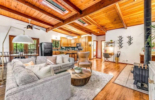 Cazadero Cabin | TreeTops Bungalow ~ Spacious and Spacious 2 Bedroom, Hot Tub, Woof!