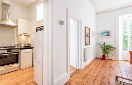 Maenporth Apartment | Treetops - Characterful flat with parking, close to beach