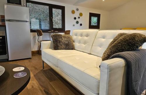 Mount Hawke House | Treetops Lodge, private parking & garden