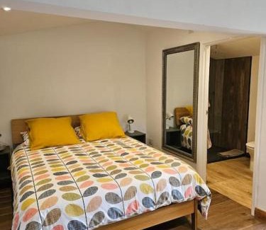 Mount Hawke House | Treetops Lodge, private parking & garden