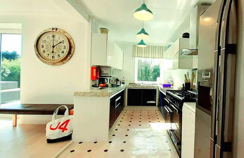 Coverack Cottage | Tregarrek Point Amazing Location Clifftop Above swimming beach Large Sleep 8