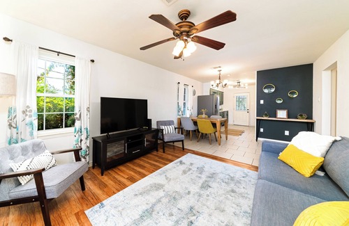 Greater Heights House | Trendy! 2 bed, 1 bath home in the Heights. FULLY fenced in yard. 5 min to d-town