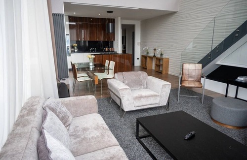 North West Apartment | Trendy 3-Bed Flat with River Views Glasgow