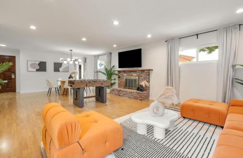 The Plaza House | Trendy Getaway - Hot Tub - Putt Putt - Games