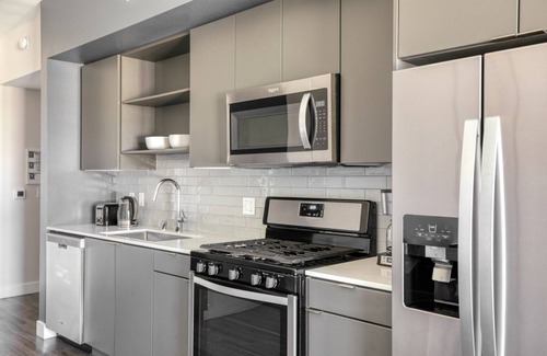 Hollywood Apartment | Trendy Hollywood 1BR w/Pool & Gym, nr Santa Monica Blvd, by Blueground