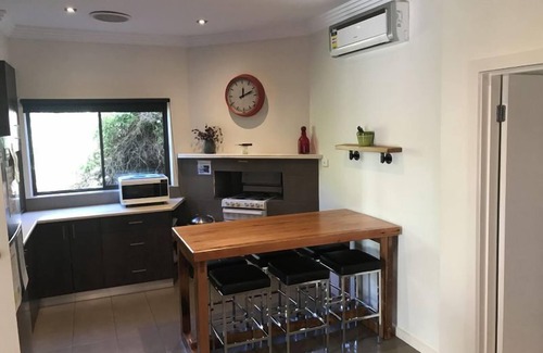 Golden Point House | 'Trendy Inner City Cottage with all the modern conveniences - Central Cottage'