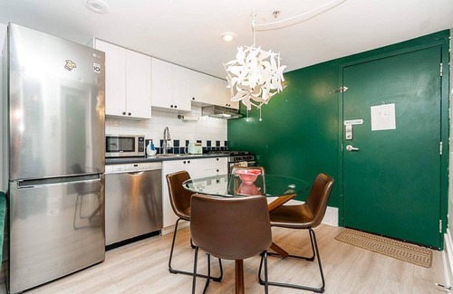 Downtown Vancouver Apartment | Trendy Loft in Downtown