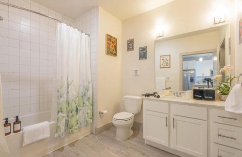 Downtown San Antonio Apartment | Trendy Riverwalk Retreat King Bed Free Parking Pool Gym
