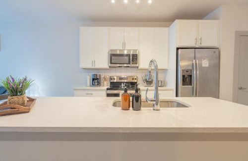 Downtown San Antonio Apartment | Trendy Riverwalk Retreat King Bed Free Parking Pool Gym