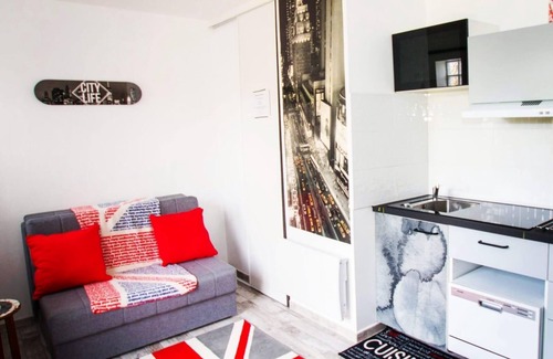 Villemandeur Apartment | Trendy studio London jacuzzi/outdoor pool