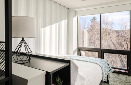 Silverthorne Hotel | Trendy Urban Escape – Boutique Hotel Feel with Walkable Access to Hotspots