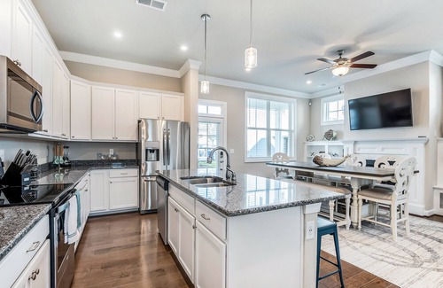 Northeast Virginia Beach House | Trendy Vibe District 4BR Beach House 3.5BA Sleeps 8 Great for Families!