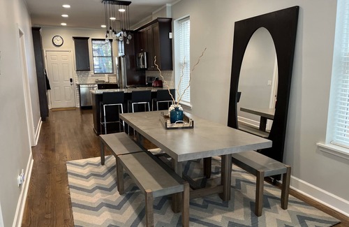 West Town Condo | Trendy West Town Flat - 2 bed/1.5 bath with parking