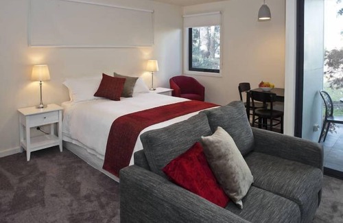 Trentham Bed & Breakfast | Trentham Lake Villas - Lake View