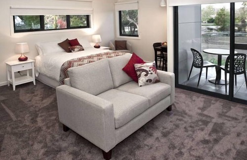 Trentham Bed & Breakfast | Trentham Lake Villas - Tree Tops