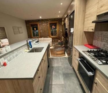 Tribeca Apartment | Tribecca Modern Brickwal 3BR 2BA