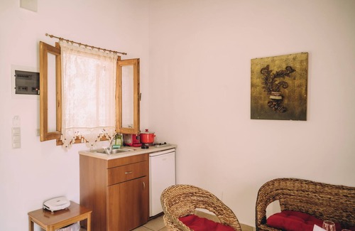 Ilida Apartment | Trikalioti's Lush Estate Apt Afrodity, Palouki, Greece