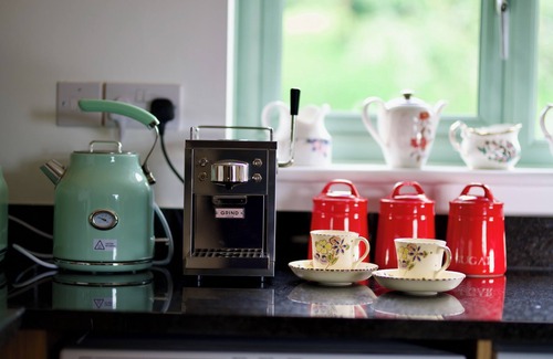 Tring Cottage | Tring Grange Cottage - Sleeps 2 - Onsite Parking