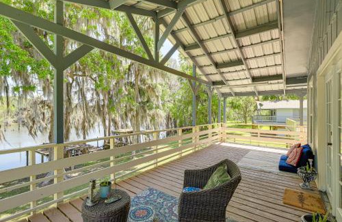 Votaw House | Trinity River Cottage with Deck and Water Views