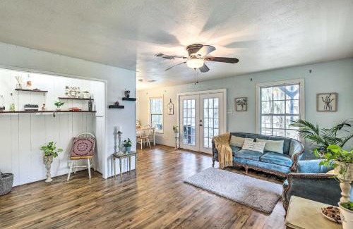 Votaw House | Trinity River Cottage with Deck and Water Views