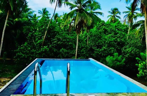 Mallawapitiya Villa | Triple room with balcony - The Hideaway Kurunegala Sri Lankan