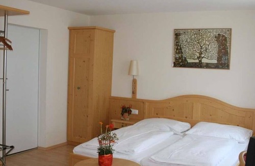 Elisabeth-Vorstadt Bed & Breakfast | Triple room with shower, toilet - Adlerhof, pension