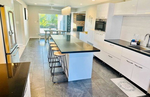 Old Southwest House | Triplex in Great Neighborhood/6 BR/10TVs/Sleeps 23