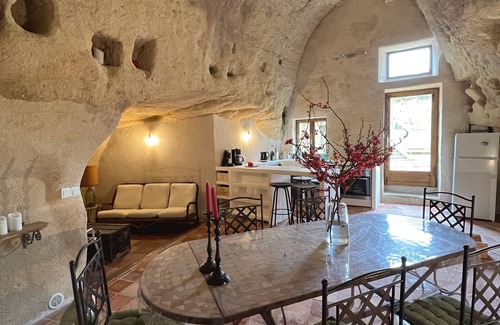 Doue-la-Fontaine House | Troglodyte house ideal for vacations with family, friends or lovers