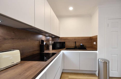 Troon Apartment | Troon Portland Apt A