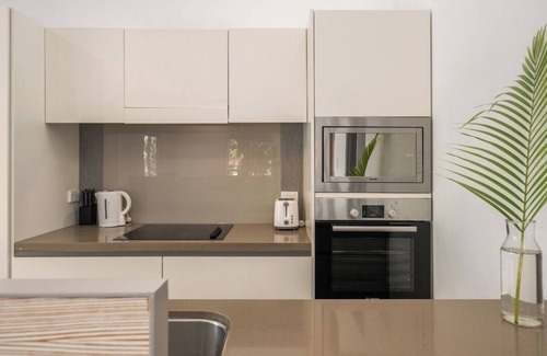 Shailer Park Apartment | Tropical 2 bedroom home with Pool and Sauna